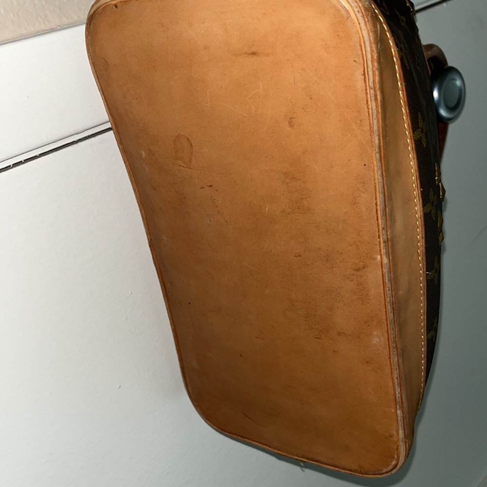 🔥🔥 Louis Vuitton Alma Purse with studded gold medal front and two zippers. - Picture 6 of 16